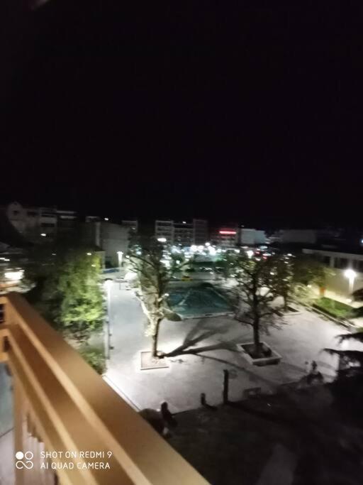 Appartamento Λάρισα Διαμέρισμα Με Θέα Πλατεία Στο Κέντρο Της Πόλης Esterno foto