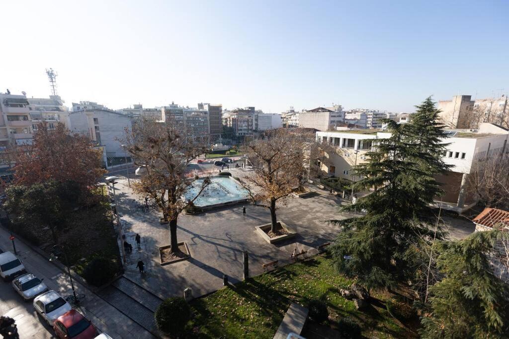 Appartamento Λάρισα Διαμέρισμα Με Θέα Πλατεία Στο Κέντρο Της Πόλης Esterno foto