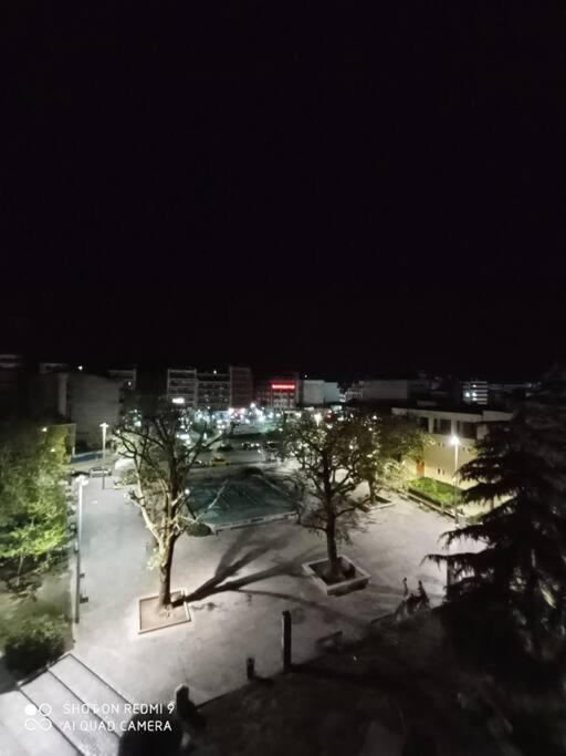 Appartamento Λάρισα Διαμέρισμα Με Θέα Πλατεία Στο Κέντρο Της Πόλης Esterno foto