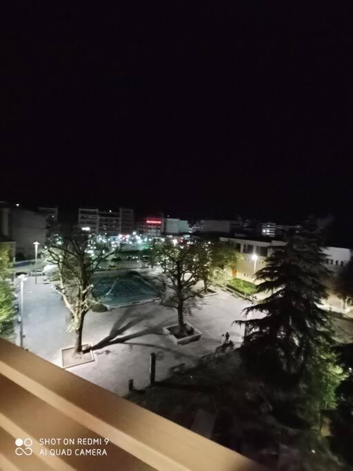 Appartamento Λάρισα Διαμέρισμα Με Θέα Πλατεία Στο Κέντρο Της Πόλης Esterno foto
