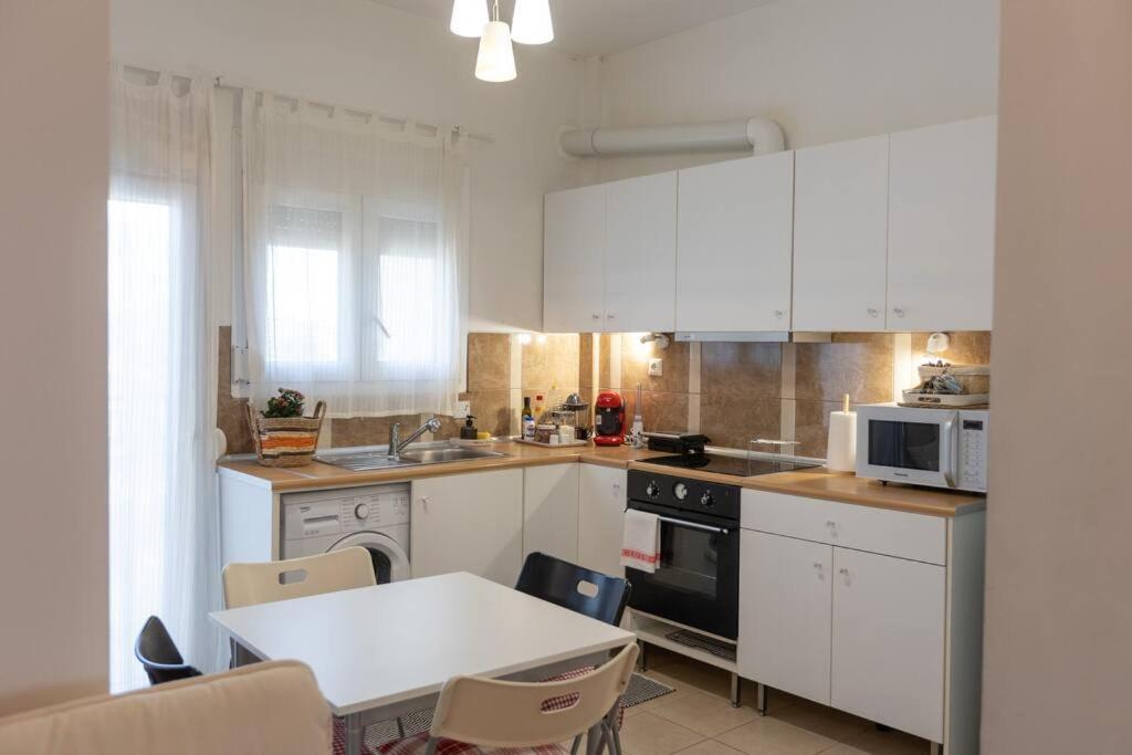 Appartamento Λάρισα Διαμέρισμα Με Θέα Πλατεία Στο Κέντρο Της Πόλης Esterno foto