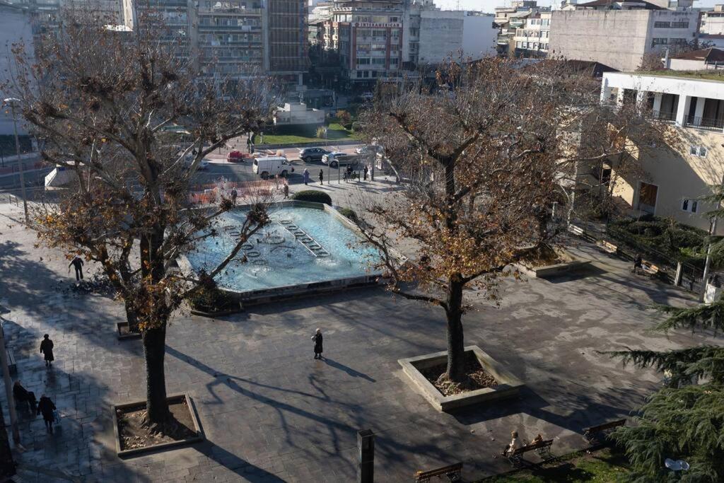 Appartamento Λάρισα Διαμέρισμα Με Θέα Πλατεία Στο Κέντρο Της Πόλης Esterno foto